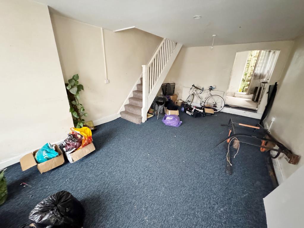 Lot: 136 - TERRACE HOUSE FOR IMPROVEMENT - Living room